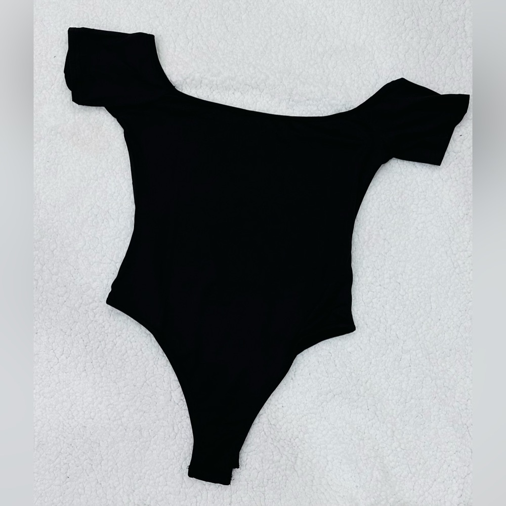 Black off the shoulder body suit-size s-no brand listed